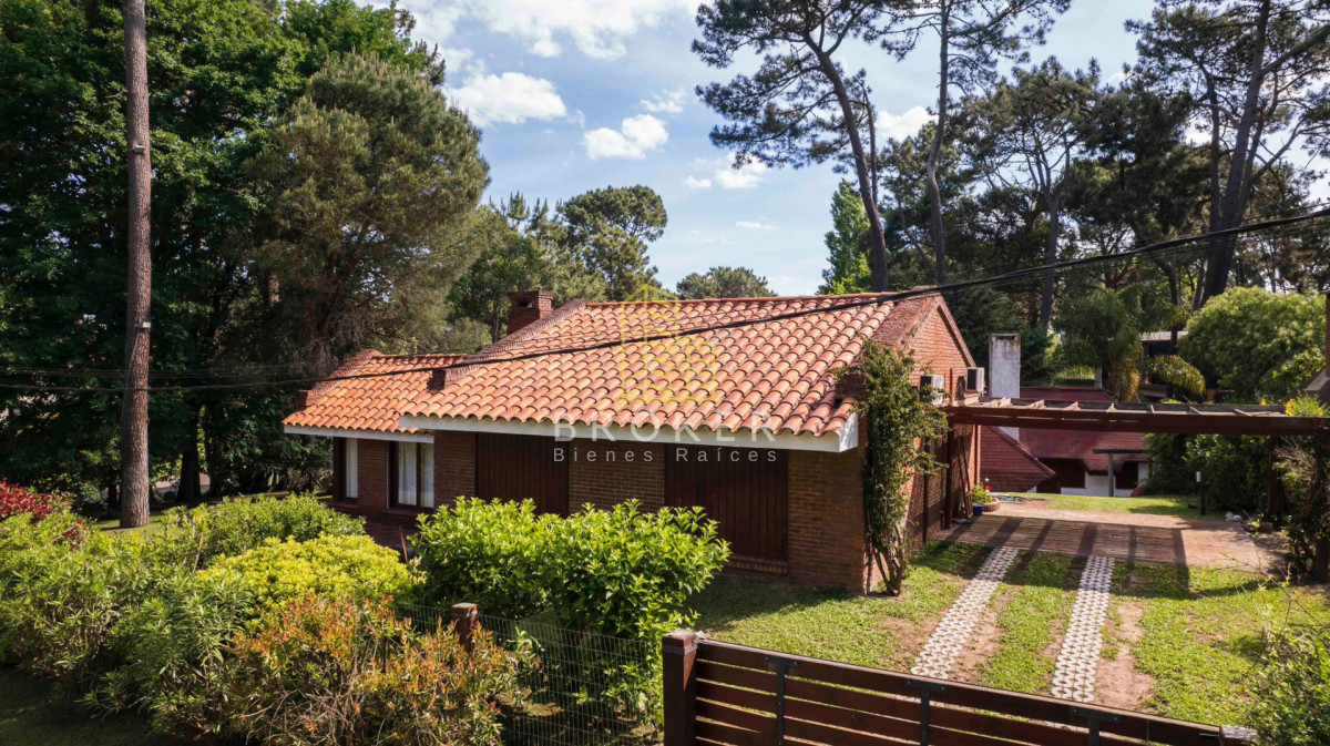 Casa ID.8834/Venta_Casa_Pinares_Punta_del_Este_con_un_amplio_terreno_y_piscina_climatizada - Venta Casa Pinares Punta del Este con un amplio terreno y piscina climatizada