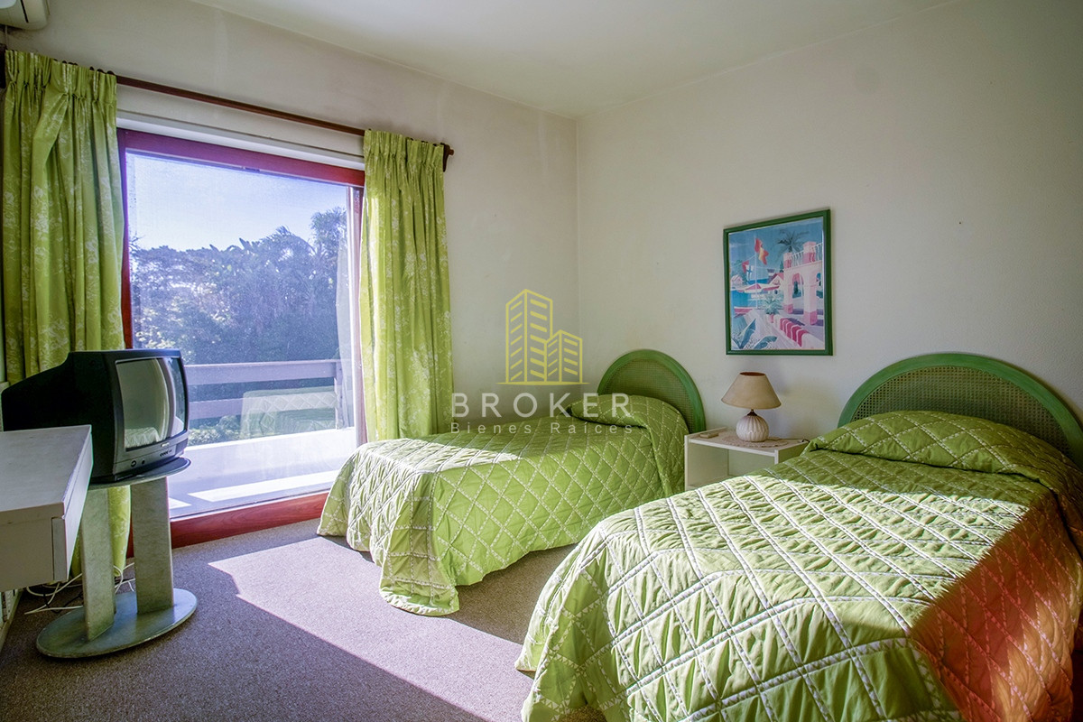 Casa ID.571/Venta_de_Casa_4_dormitorio_Playa_Mansa - Venta de Casa 4 dormitorio con Piscina Climatizada Playa Mansa. . Punta del Este, Uruguay.