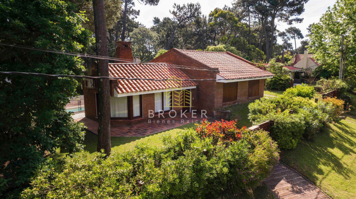 Casa ID.8834/Venta_Casa_Pinares_Punta_del_Este_con_un_amplio_terreno_y_piscina_climatizada - Venta Casa Pinares Punta del Este con un amplio terreno y piscina climatizada