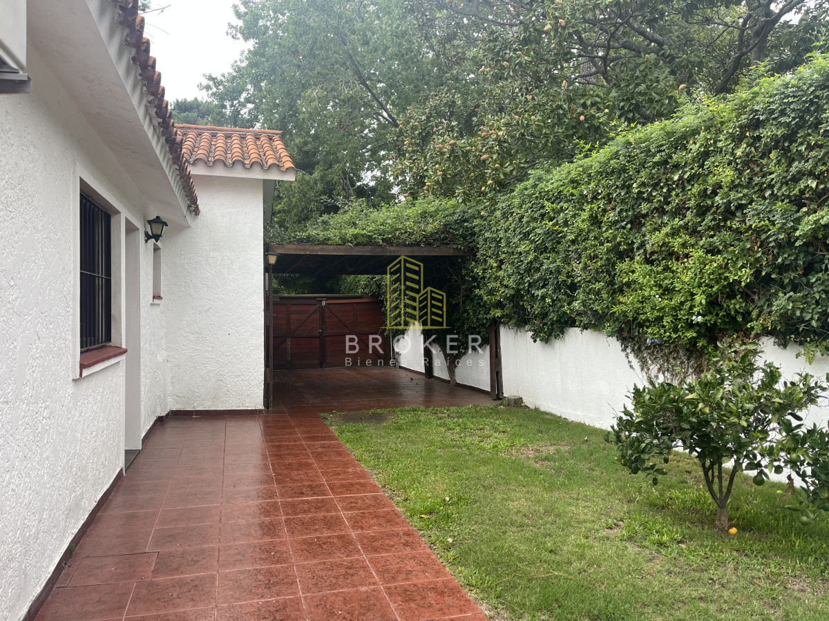 Casa ID.2451/Venta_Casa_de_6_dormitorios_Punta_del_Este_Playa_Mansa_con_Piscina_y_Parrillero_Punta_del_Este_Maldonado_ - Venta Casa de 6 dormitorios Punta del Este Playa Mansa con Piscina y Parrillero Punta del Este Maldonado 
