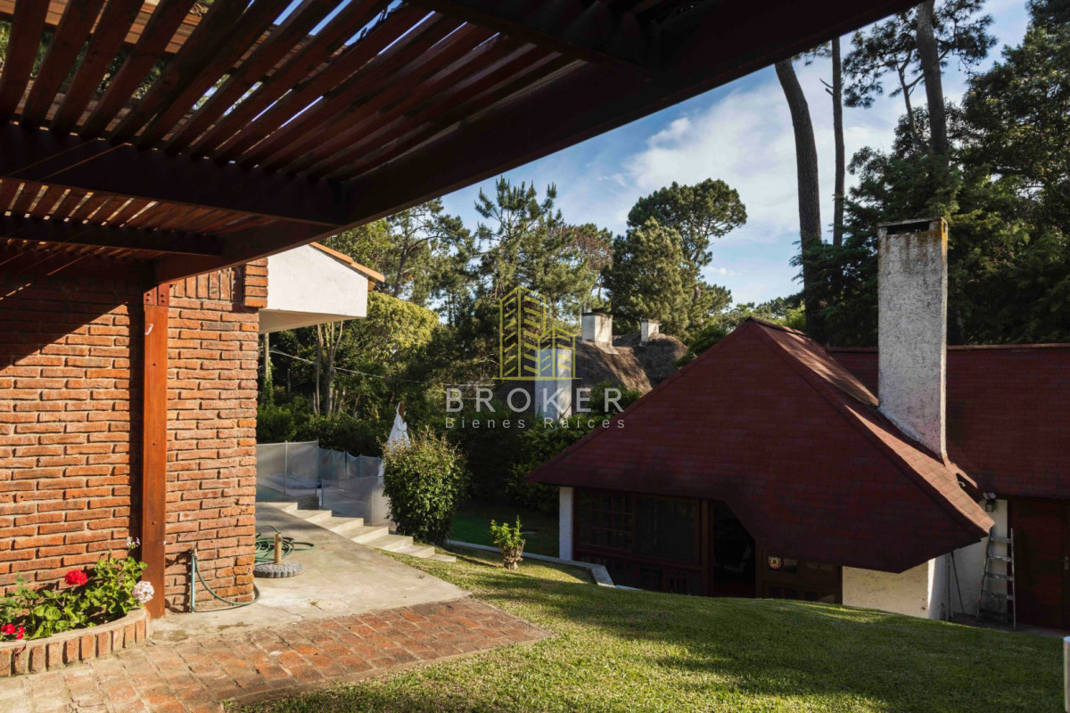 Casa ID.8834/Venta_Casa_Pinares_Punta_del_Este_con_un_amplio_terreno_y_piscina_climatizada - Venta Casa Pinares Punta del Este con un amplio terreno y piscina climatizada