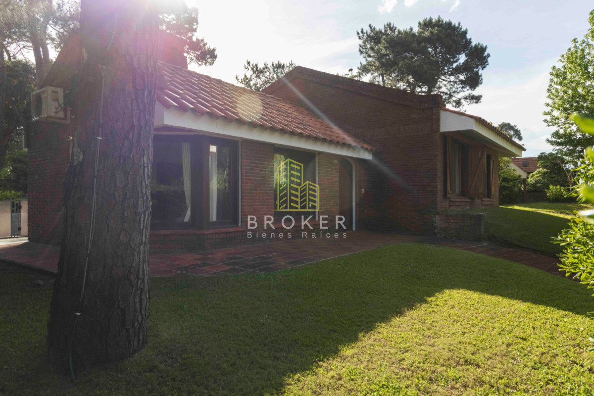 Casa ID.8834/Venta_Casa_Pinares_Punta_del_Este_con_un_amplio_terreno_y_piscina_climatizada - Venta Casa Pinares Punta del Este con un amplio terreno y piscina climatizada