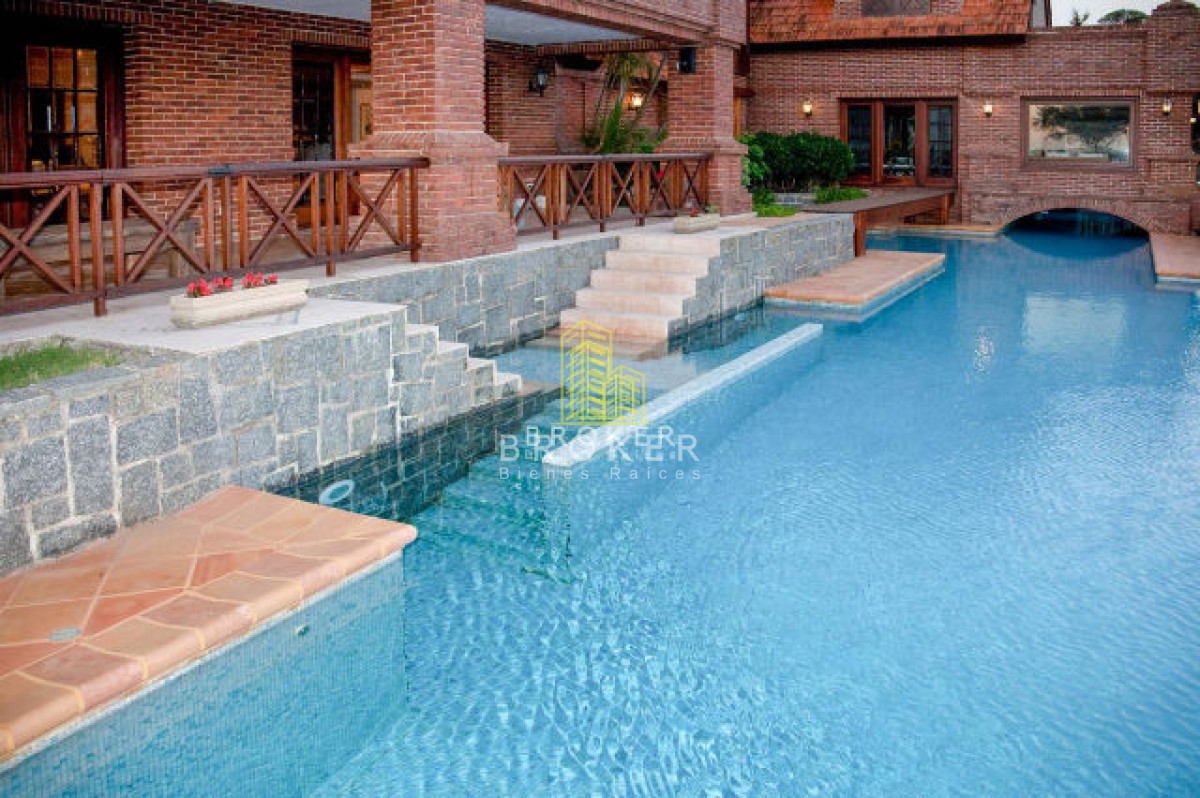 Casa ID.37/Venta_Mansión_frente_al_mar_en_Punta_Del_Este_Playa_Mansa - Venta Mansión frente al mar en Punta Del Este Playa Mansa