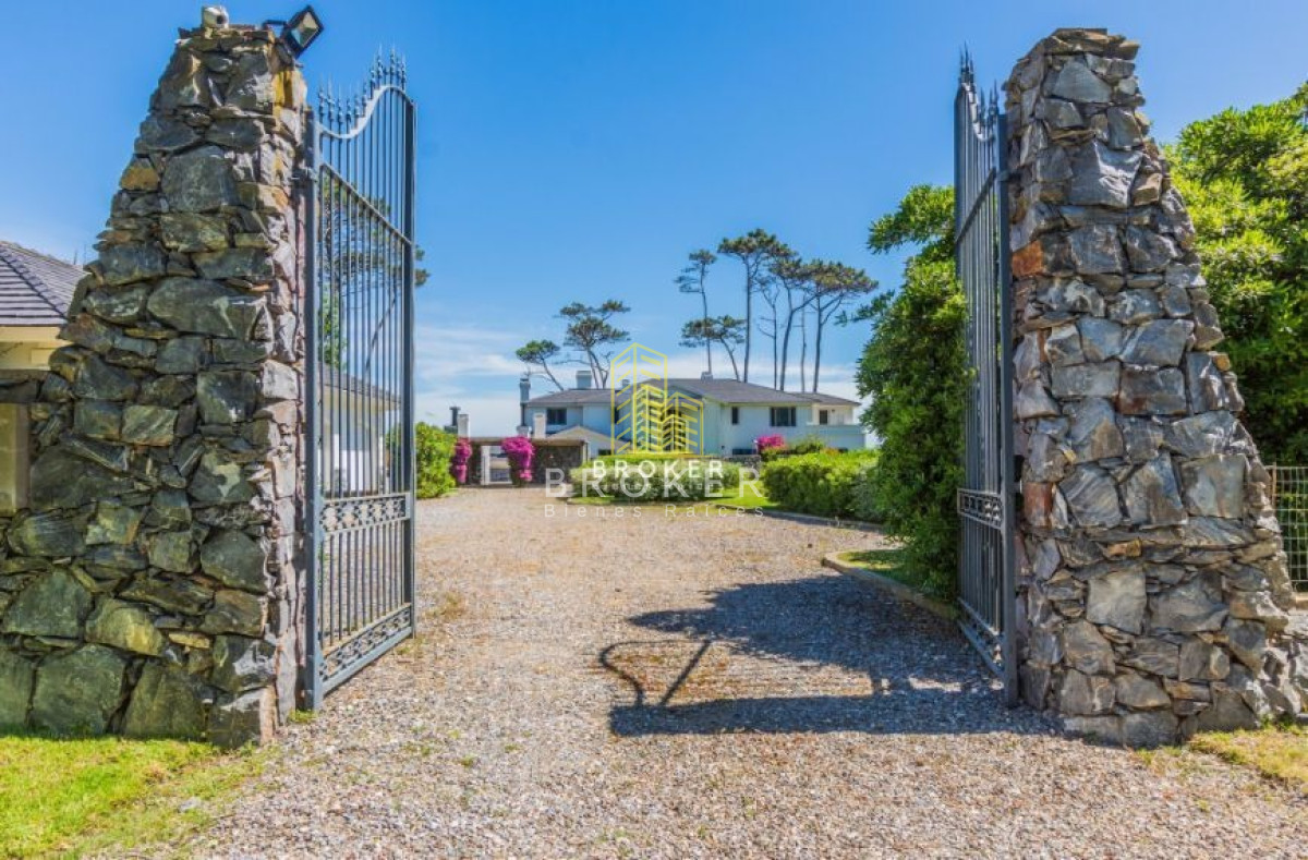 Casa ID.49/Venta_Mansión_frente_al_mar_en_Punta_del_Este_-_Playa_Mansa_ - Venta Mansión frente al mar en Punta del Este - Playa Mansa 