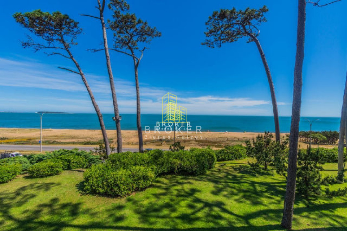 Casa ID.49/Venta_Mansión_frente_al_mar_en_Punta_del_Este_-_Playa_Mansa_ - Venta Mansión frente al mar en Punta del Este - Playa Mansa 