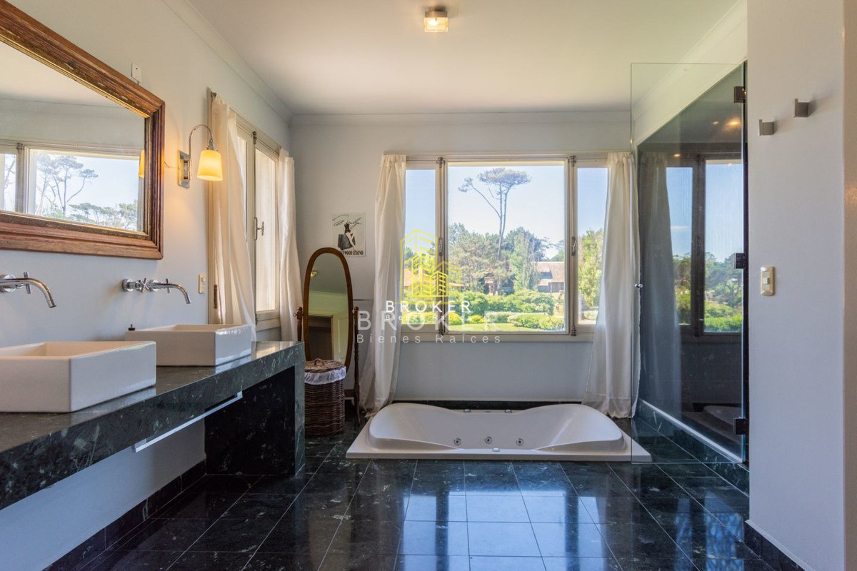 Casa ID.49/Venta_Mansión_frente_al_mar_en_Punta_del_Este_-_Playa_Mansa_ - Venta Mansión frente al mar en Punta del Este - Playa Mansa 