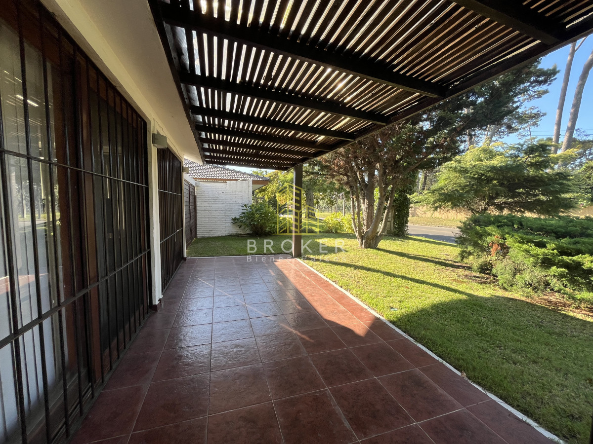 Casa ID.2451/Venta_Casa_de_6_dormitorios_Punta_del_Este_Playa_Mansa_con_Piscina_y_Parrillero_Punta_del_Este_Maldonado_ - Venta Casa de 6 dormitorios Punta del Este Playa Mansa con Piscina y Parrillero Punta del Este Maldonado 