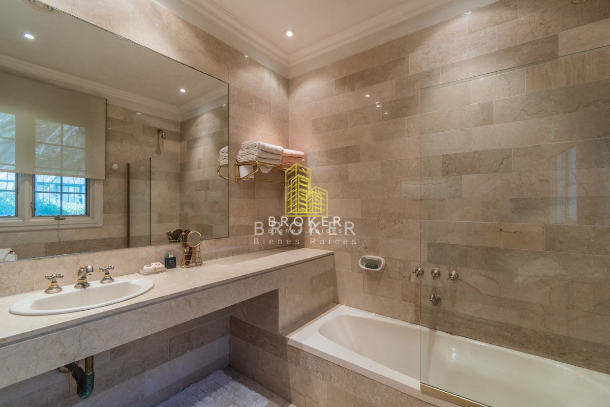 Casa ID.52 - Venta Mansión Casa Carrasco Rambla Residencia De Estilo Con 6 Suites 