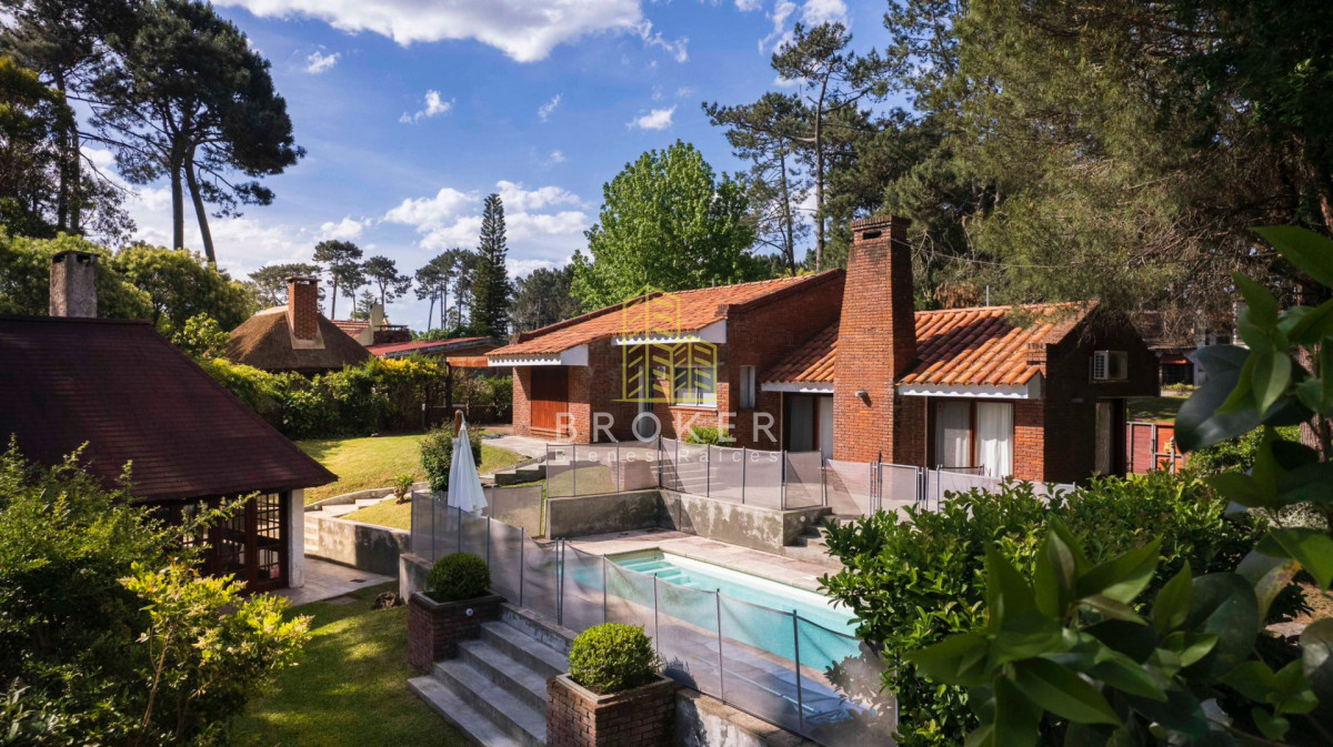 Casa ID.8834/Venta_Casa_Pinares_Punta_del_Este_con_un_amplio_terreno_y_piscina_climatizada - Venta Casa Pinares Punta del Este con un amplio terreno y piscina climatizada