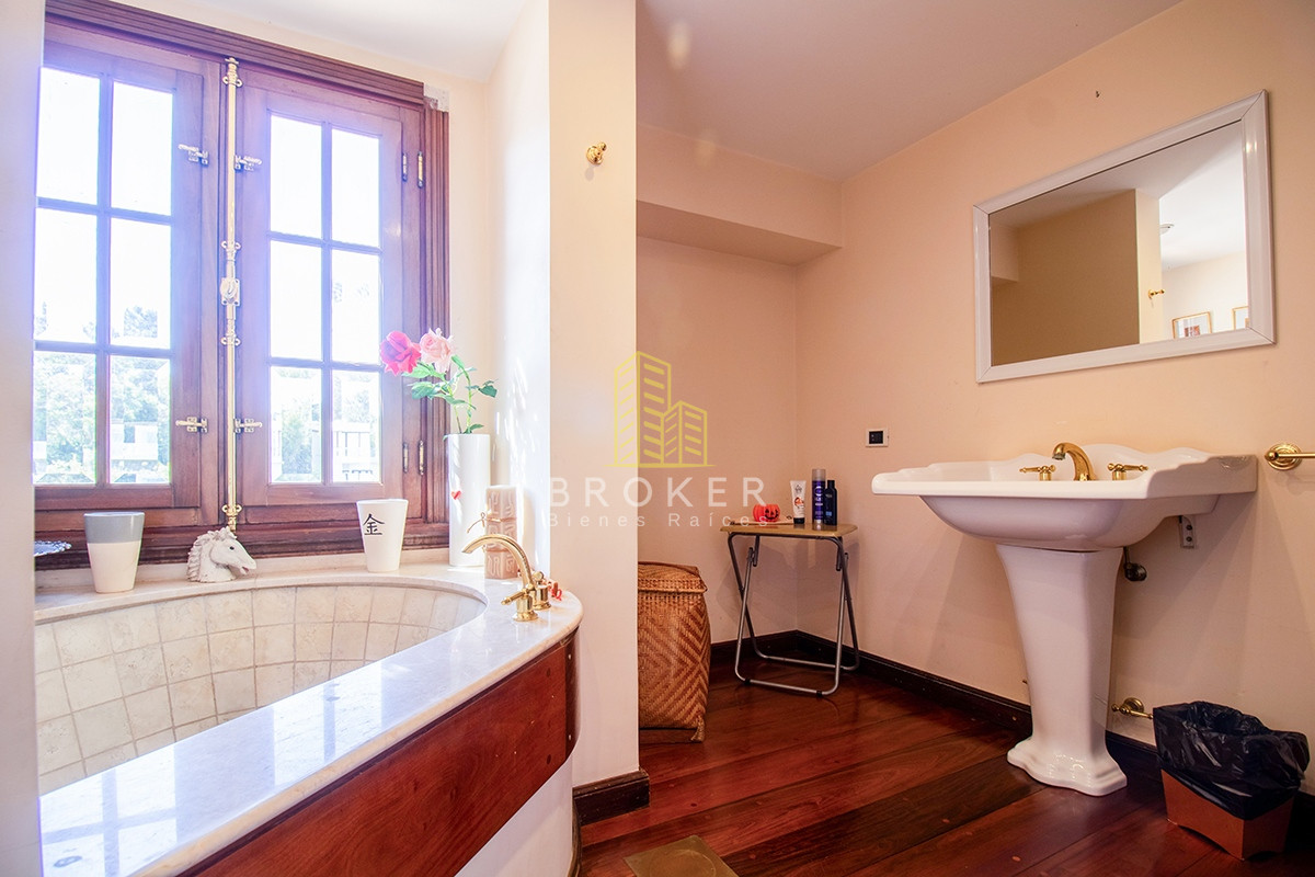 Casa ID.37/Venta_Mansión_frente_al_mar_en_Punta_Del_Este_Playa_Mansa - Venta Mansión frente al mar en Punta Del Este Playa Mansa