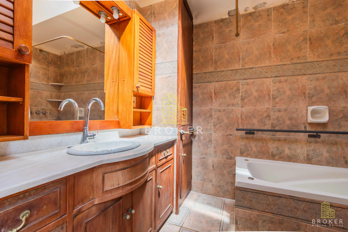 Casa ID.1913/Venta_Casa_de_4_Dormitorios_en_Pocitos._Montevideo_Uruguay. - Venta Casa de 4 Dormitorios en Pocitos. Montevideo Uruguay.