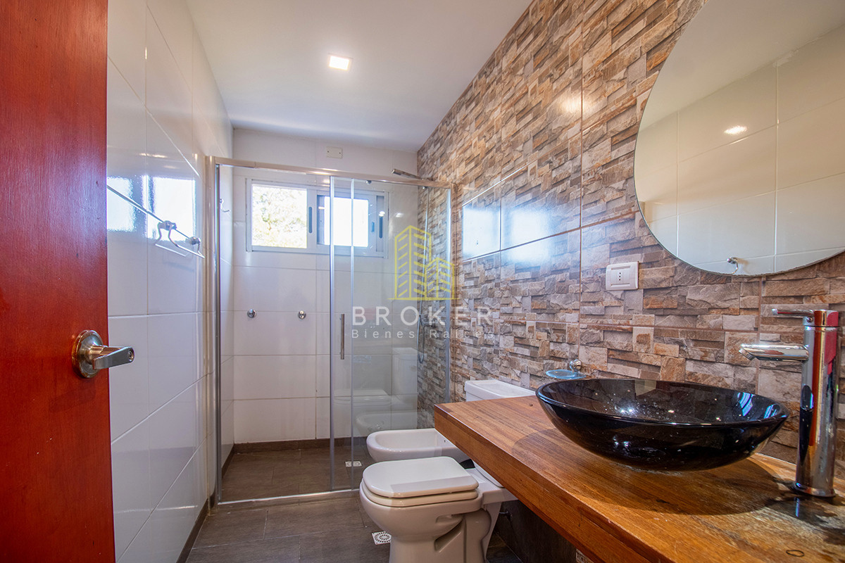 Casa ID.1833/Oportunidad_casa_en_venta_tres_dormitorios_en_Marly._Punta_del_Este,_Uruguay. - Venta Casa Punta del Este tres dormitorios piscina nueva! Zona Marly!
