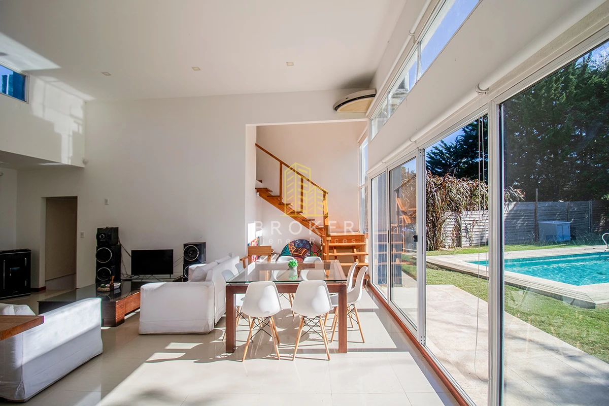 Casa ID.1833/Oportunidad_casa_en_venta_tres_dormitorios_en_Marly._Punta_del_Este,_Uruguay. - Venta Casa Punta del Este tres dormitorios piscina nueva! Zona Marly!