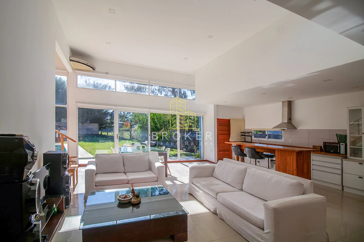 Casa ID.1833/Oportunidad_casa_en_venta_tres_dormitorios_en_Marly._Punta_del_Este,_Uruguay. - Venta Casa Punta del Este tres dormitorios piscina nueva! Zona Marly!