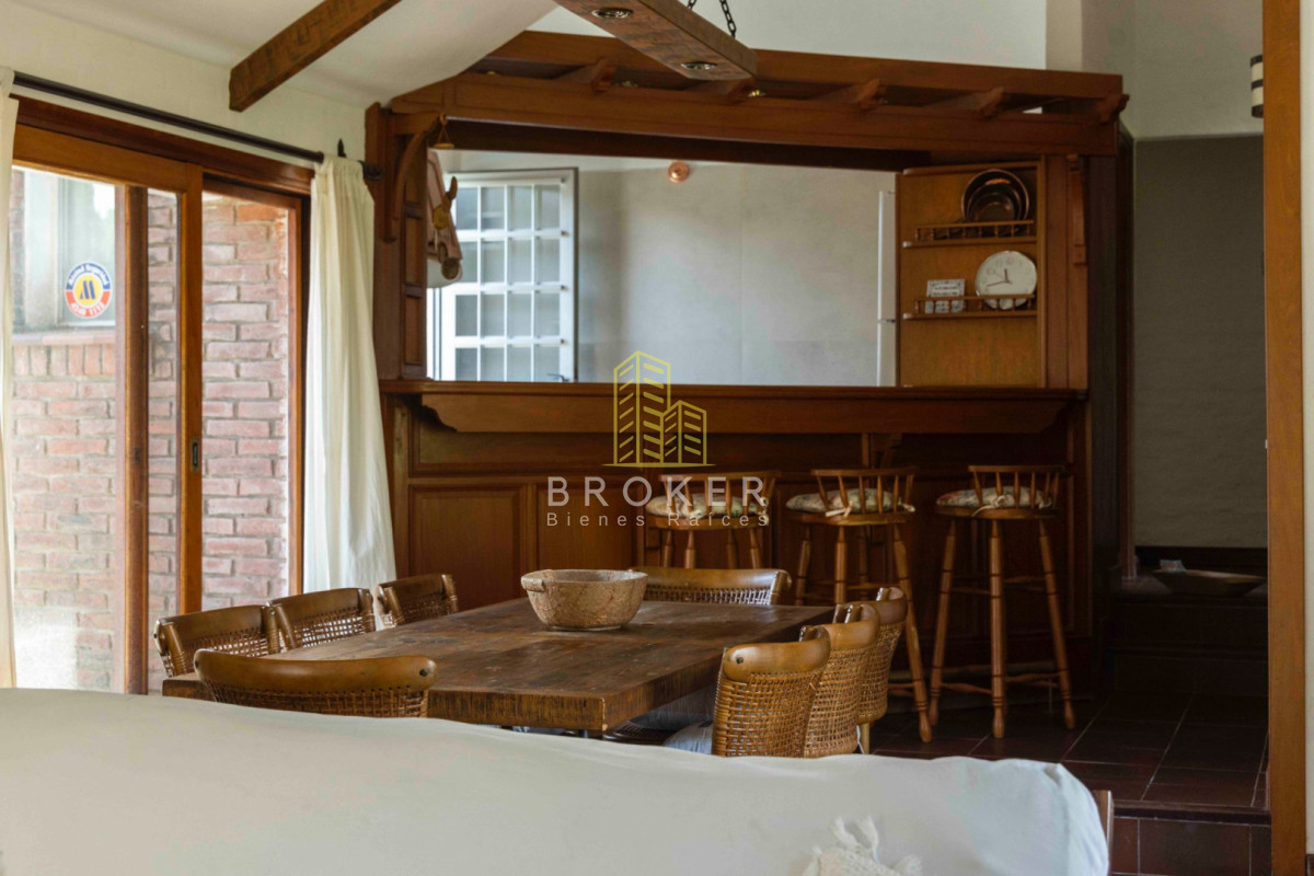 Casa ID.8834/Venta_Casa_Pinares_Punta_del_Este_con_un_amplio_terreno_y_piscina_climatizada - Venta Casa Pinares Punta del Este con un amplio terreno y piscina climatizada