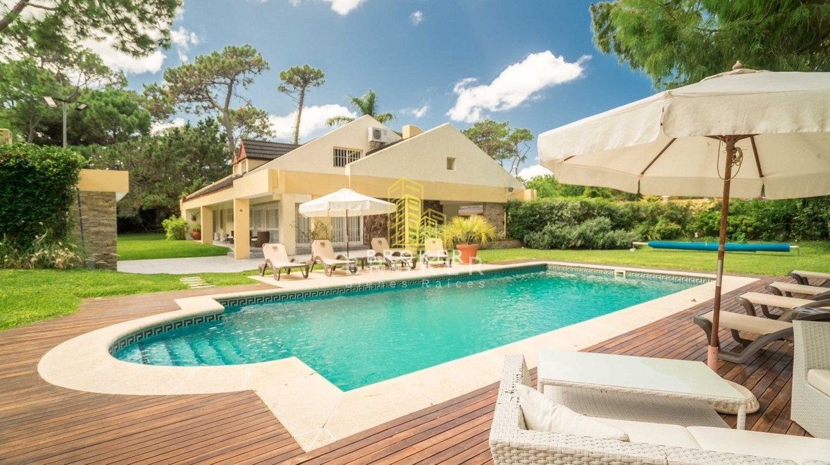 Casa ID.77/Venta_Casa_De_6_Dormitorios_En_Playa_Mansa_Punta_Del_Este_piscina_barbacoa - Venta Casa De 6 Dormitorios En Playa Mansa Punta Del Este piscina barbacoa