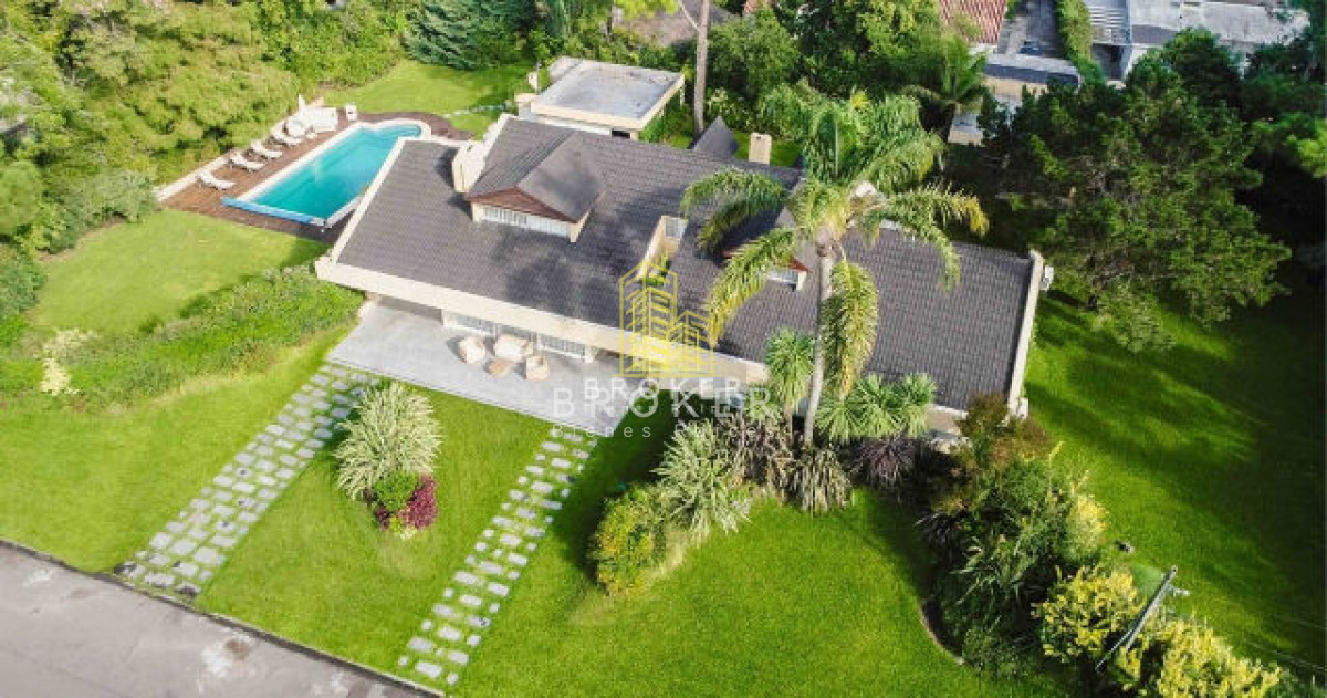 Casa ID.77/Venta_Casa_De_6_Dormitorios_En_Playa_Mansa_Punta_Del_Este_piscina_barbacoa - Venta Casa De 6 Dormitorios En Playa Mansa Punta Del Este piscina barbacoa