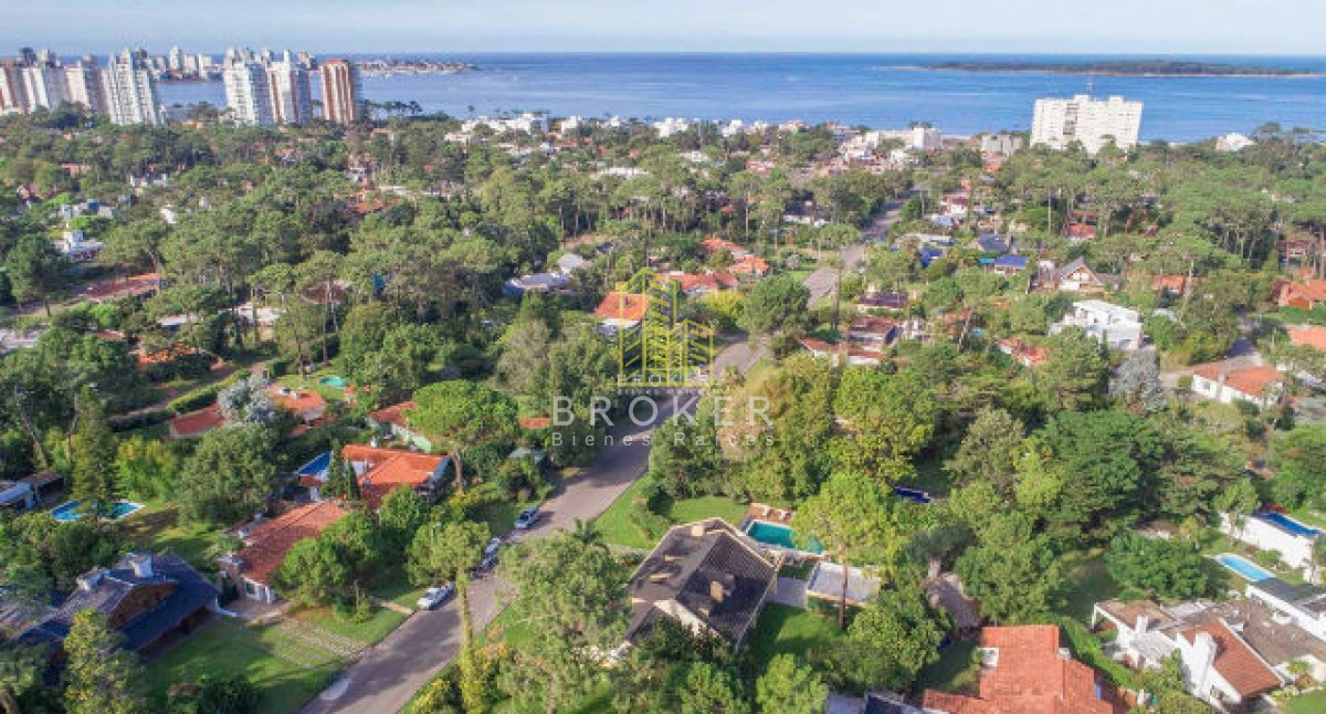 Casa ID.77/Venta_Casa_De_6_Dormitorios_En_Playa_Mansa_Punta_Del_Este_piscina_barbacoa - Venta Casa De 6 Dormitorios En Playa Mansa Punta Del Este piscina barbacoa