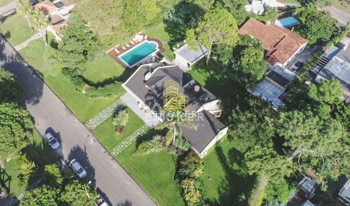 Casa ID.77/Venta_Casa_De_6_Dormitorios_En_Playa_Mansa_Punta_Del_Este_piscina_barbacoa - Venta Casa De 6 Dormitorios En Playa Mansa Punta Del Este piscina barbacoa