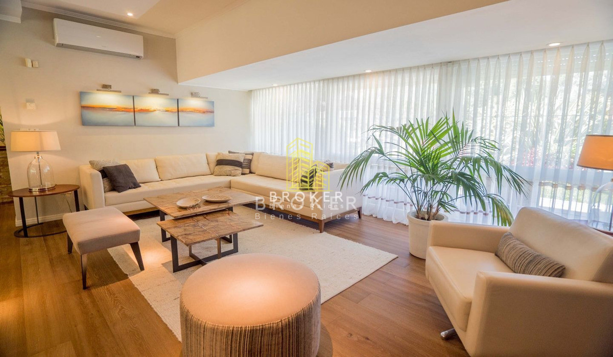 Casa ID.77/Venta_Casa_De_6_Dormitorios_En_Playa_Mansa_Punta_Del_Este_piscina_barbacoa - Venta Casa De 6 Dormitorios En Playa Mansa Punta Del Este piscina barbacoa