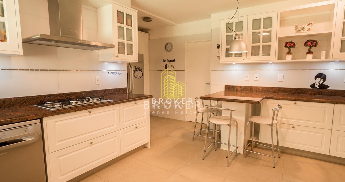 Casa ID.77/Venta_Casa_De_6_Dormitorios_En_Playa_Mansa_Punta_Del_Este_piscina_barbacoa - Venta Casa De 6 Dormitorios En Playa Mansa Punta Del Este piscina barbacoa