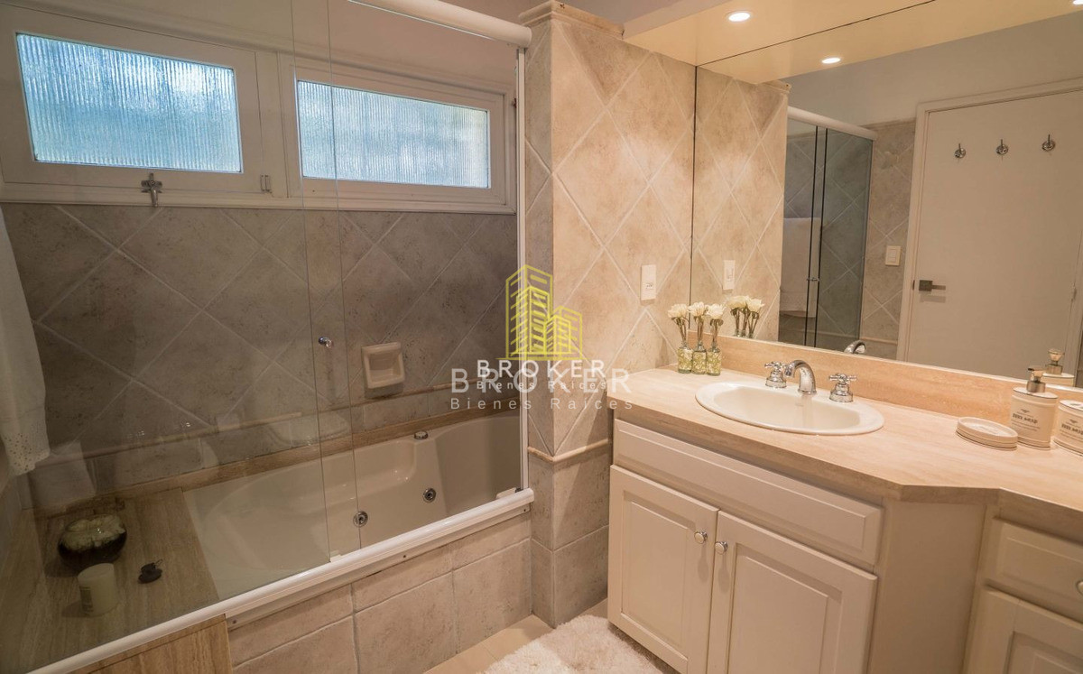 Casa ID.77/Venta_Casa_De_6_Dormitorios_En_Playa_Mansa_Punta_Del_Este_piscina_barbacoa - Venta Casa De 6 Dormitorios En Playa Mansa Punta Del Este piscina barbacoa