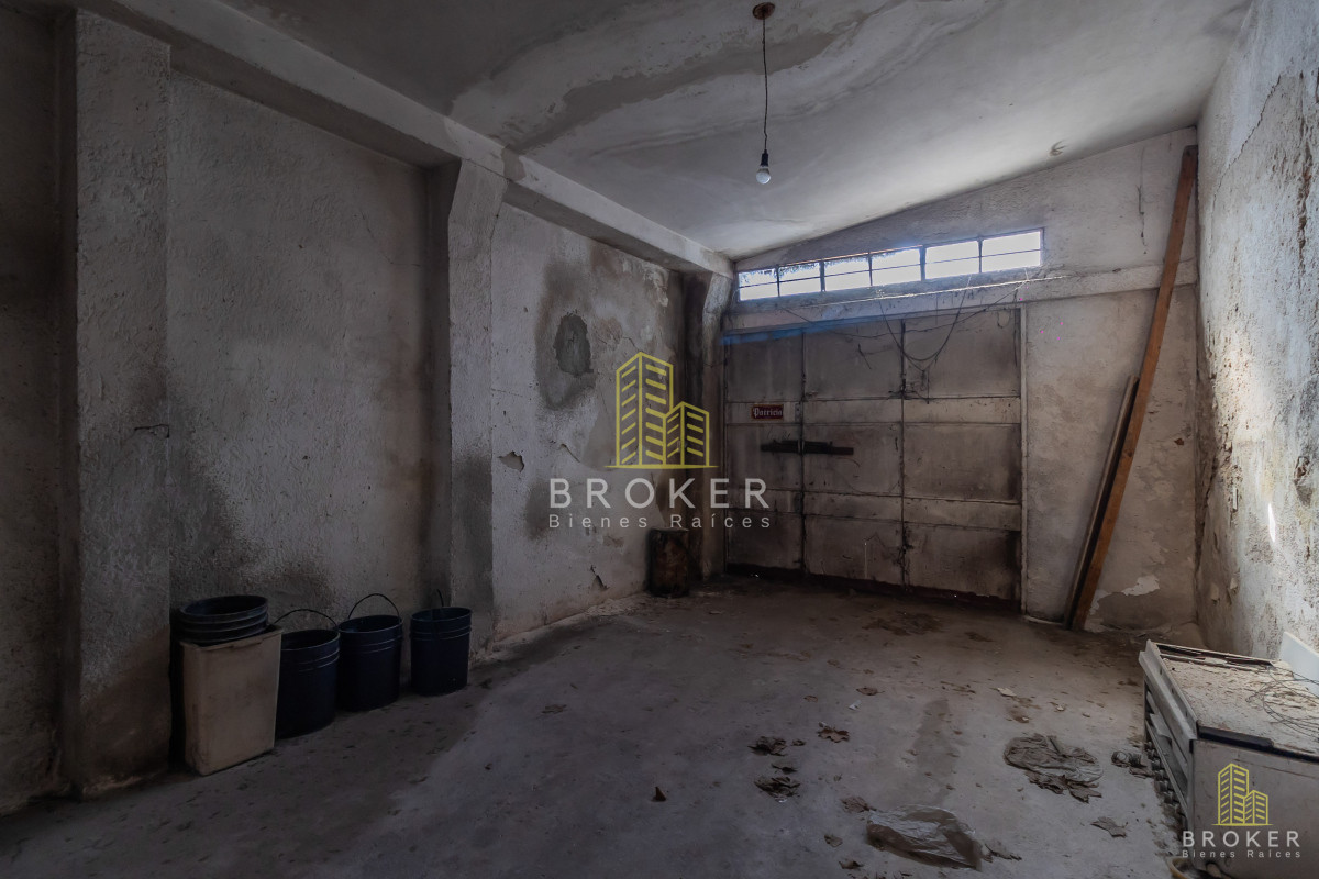 Casa ID.1961/Venta_de_Casa_y_Local_Comercial_Esquina_en_La_Unión,_Montevideo._Uruguay. - Venta de Casa y Local Comercial Esquina en La Unión, Montevideo. Uruguay.