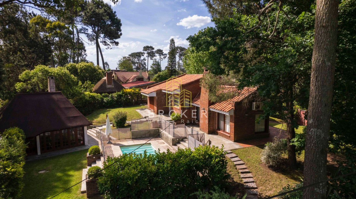 Casa ID.8834/Venta_Casa_Pinares_Punta_del_Este_con_un_amplio_terreno_y_piscina_climatizada - Venta Casa Pinares Punta del Este con un amplio terreno y piscina climatizada