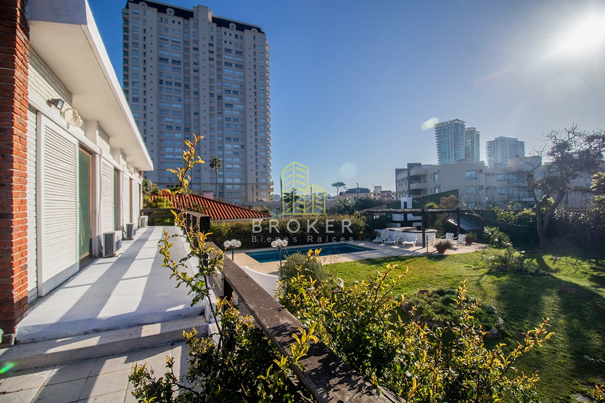 Casa ID.571/Venta_de_Casa_4_dormitorio_Playa_Mansa - Venta de Casa 4 dormitorio con Piscina Climatizada Playa Mansa. . Punta del Este, Uruguay.