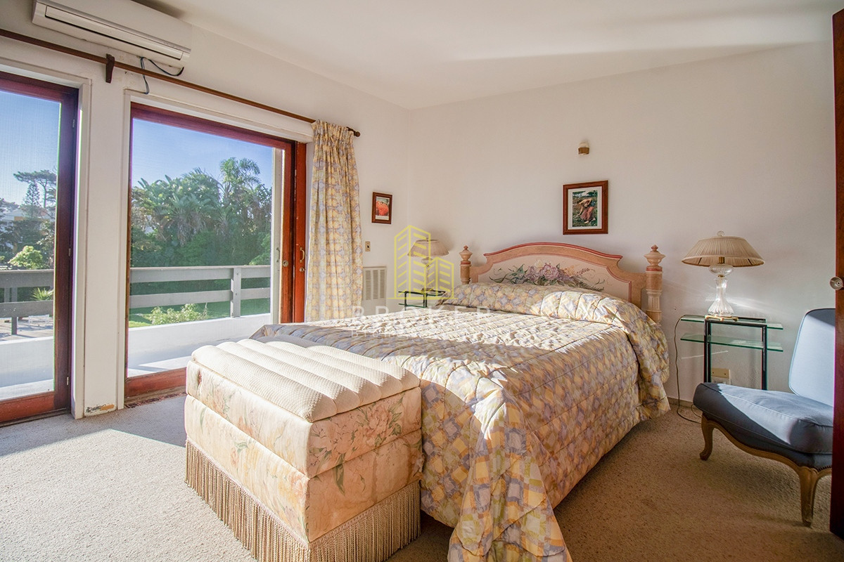 Casa ID.571/Venta_de_Casa_4_dormitorio_Playa_Mansa - Venta de Casa 4 dormitorio con Piscina Climatizada Playa Mansa. . Punta del Este, Uruguay.