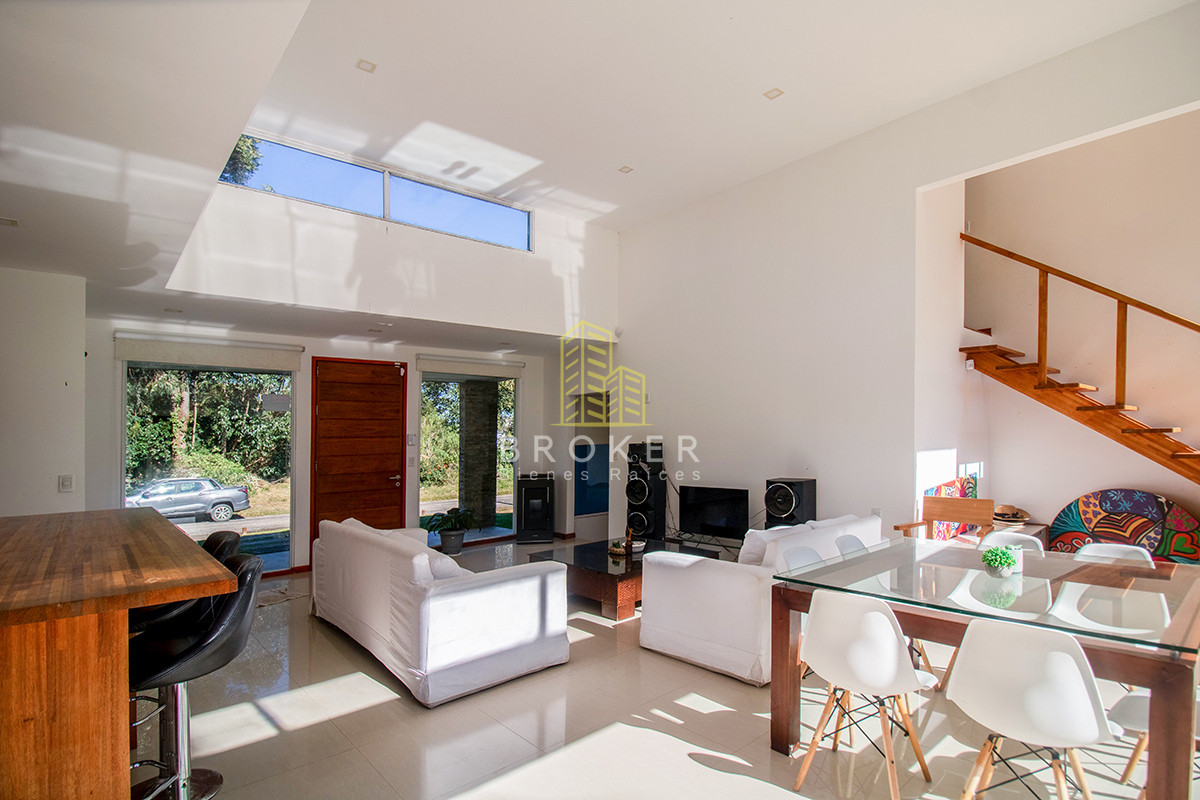 Casa ID.1833/Oportunidad_casa_en_venta_tres_dormitorios_en_Marly._Punta_del_Este,_Uruguay. - Venta Casa Punta del Este tres dormitorios piscina nueva! Zona Marly!