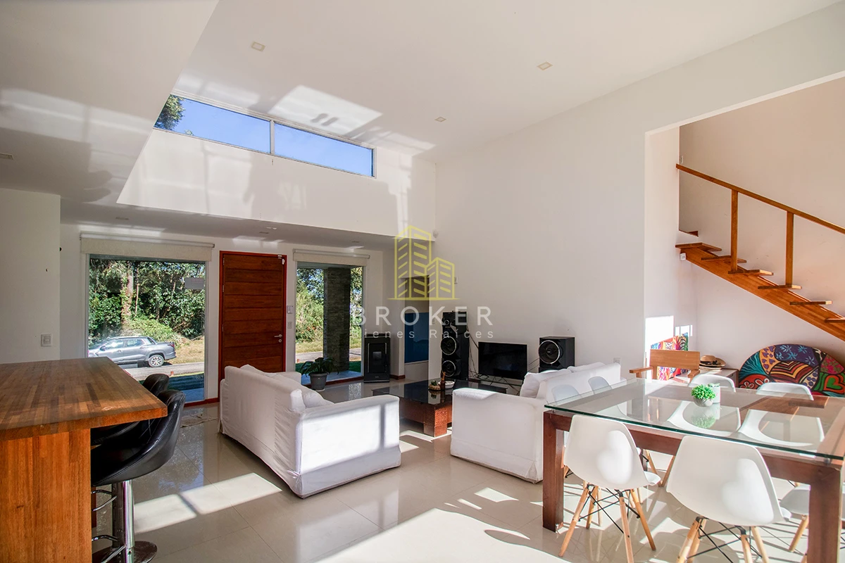 Casa ID.1833/Oportunidad_casa_en_venta_tres_dormitorios_en_Marly._Punta_del_Este,_Uruguay. - Venta Casa Punta del Este tres dormitorios piscina nueva! Zona Marly!