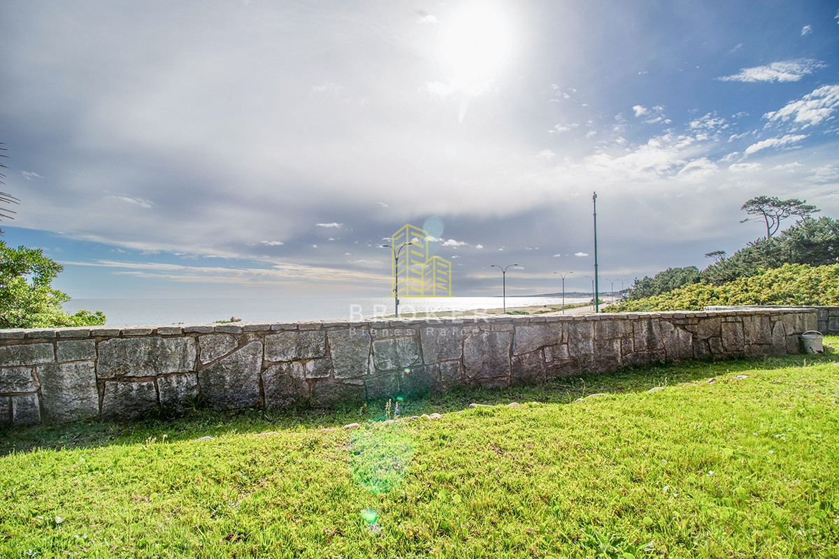 Casa ID.37/Venta_Mansión_frente_al_mar_en_Punta_Del_Este_Playa_Mansa - Venta Mansión frente al mar en Punta Del Este Playa Mansa