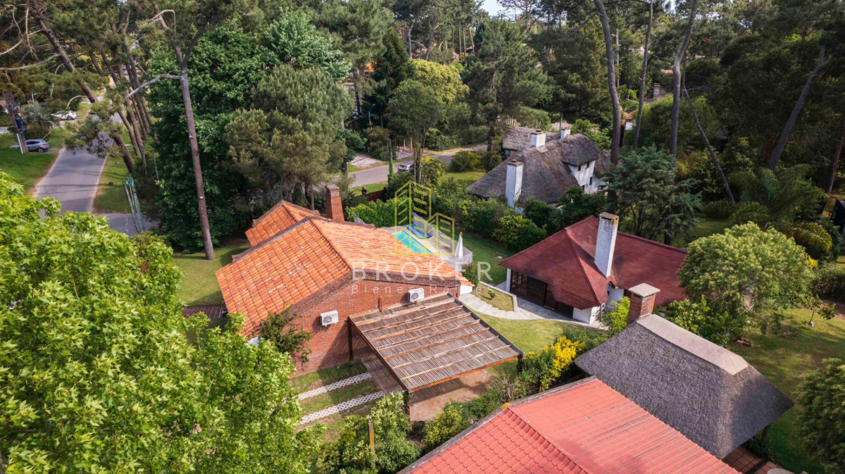 Casa ID.8834/Venta_Casa_Pinares_Punta_del_Este_con_un_amplio_terreno_y_piscina_climatizada - Venta Casa Pinares Punta del Este con un amplio terreno y piscina climatizada