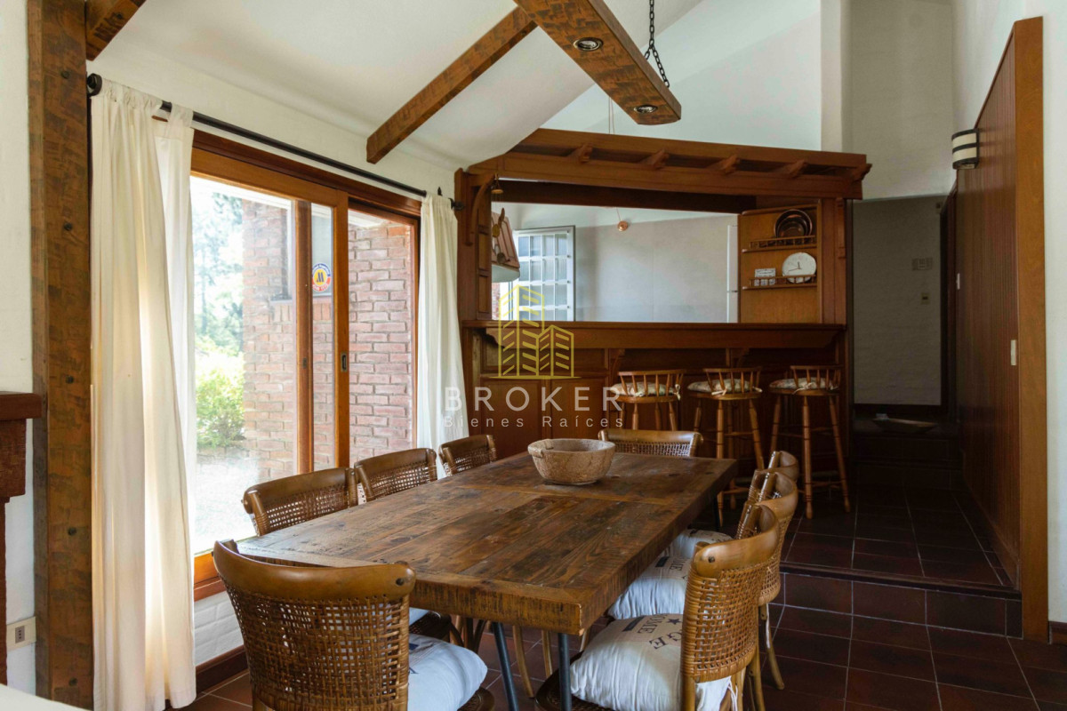 Casa ID.8834/Venta_Casa_Pinares_Punta_del_Este_con_un_amplio_terreno_y_piscina_climatizada - Venta Casa Pinares Punta del Este con un amplio terreno y piscina climatizada