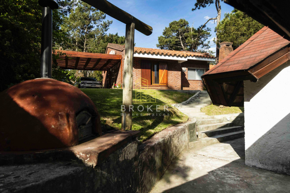 Casa ID.8834/Venta_Casa_Pinares_Punta_del_Este_con_un_amplio_terreno_y_piscina_climatizada - Venta Casa Pinares Punta del Este con un amplio terreno y piscina climatizada