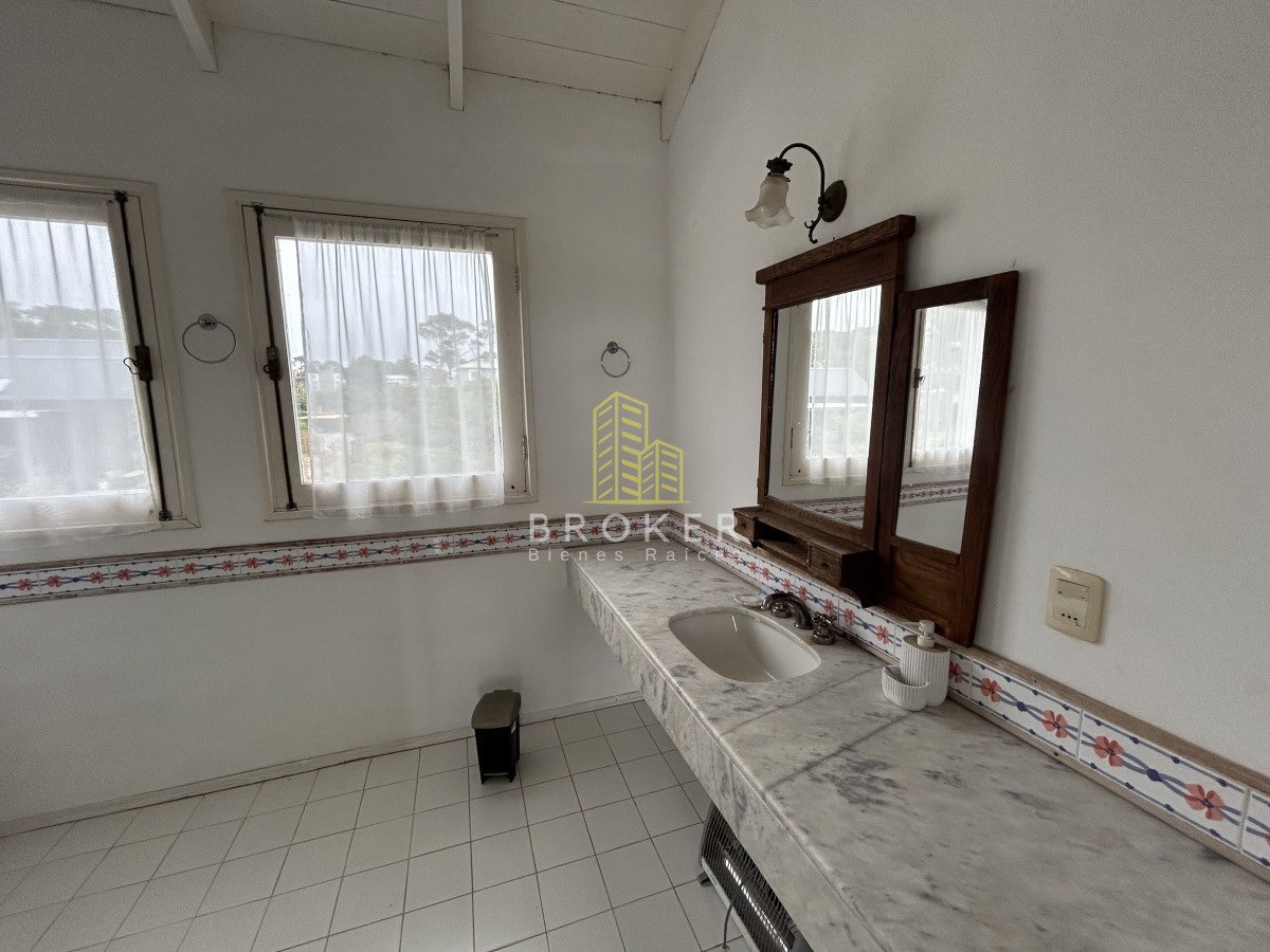Casa ID.1173/Venta_y_alquiler_de_gran_casa_en_Montoya._Punta_del_Este,_Uruguay._ - Venta y alquiler de gran casa en Montoya. Punta del Este, Uruguay. 