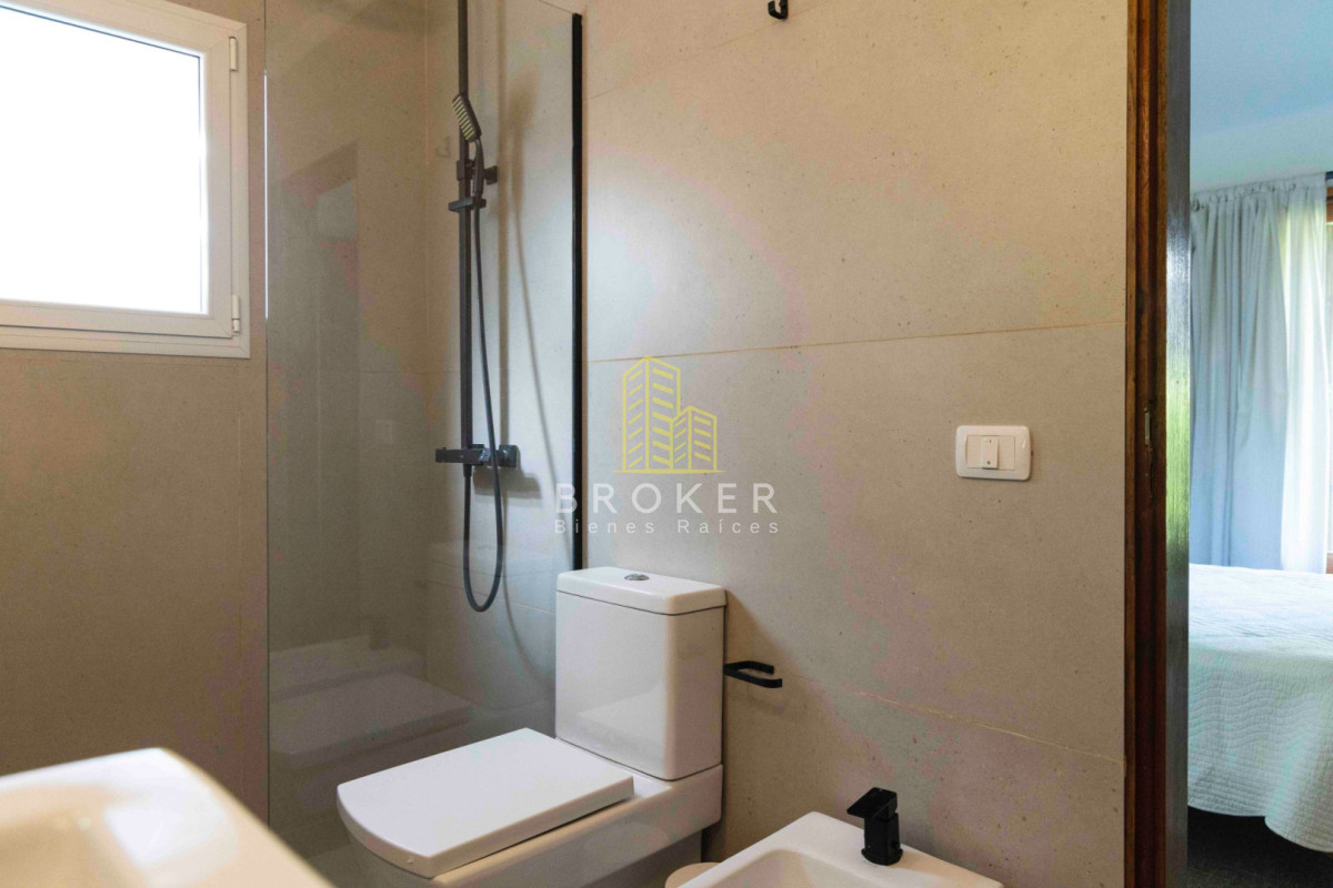 Casa ID.8834/Venta_Casa_Pinares_Punta_del_Este_con_un_amplio_terreno_y_piscina_climatizada - Venta Casa Pinares Punta del Este con un amplio terreno y piscina climatizada