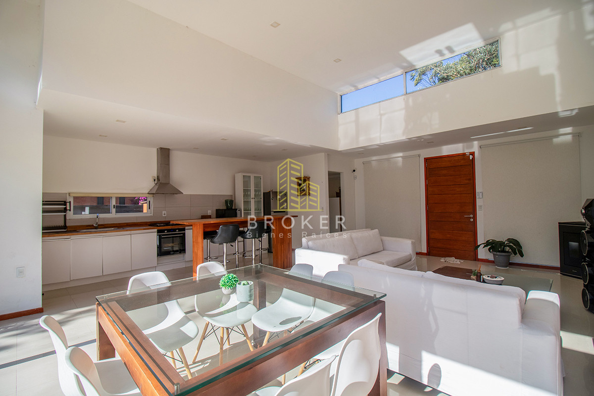 Casa ID.1833/Oportunidad_casa_en_venta_tres_dormitorios_en_Marly._Punta_del_Este,_Uruguay. - Venta Casa Punta del Este tres dormitorios piscina nueva! Zona Marly!