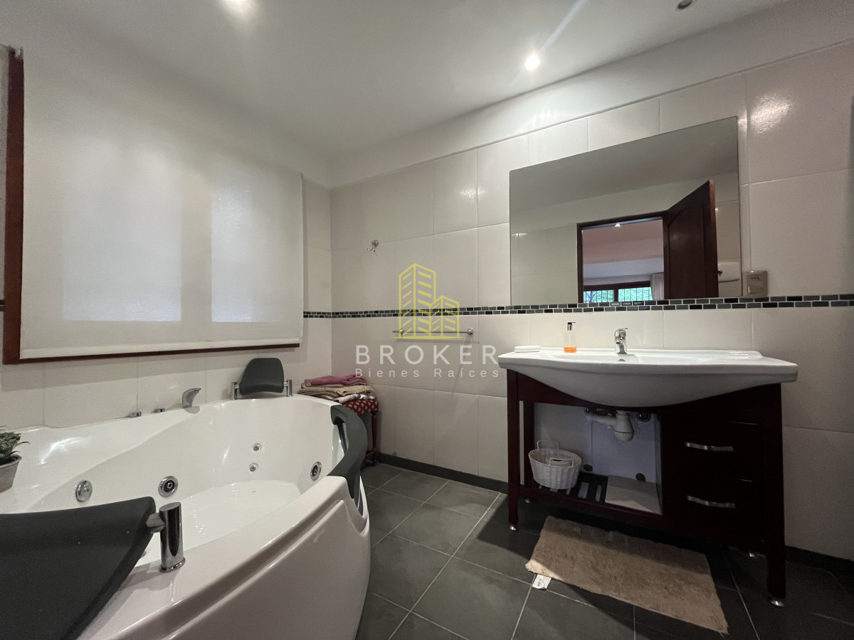 Casa ID.2451/Venta_Casa_de_6_dormitorios_Punta_del_Este_Playa_Mansa_con_Piscina_y_Parrillero_Punta_del_Este_Maldonado_ - Venta Casa de 6 dormitorios Punta del Este Playa Mansa con Piscina y Parrillero Punta del Este Maldonado 