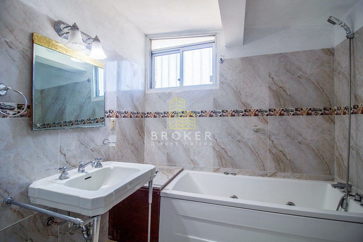 Casa ID.571/Venta_de_Casa_4_dormitorio_Playa_Mansa - Venta de Casa 4 dormitorio con Piscina Climatizada Playa Mansa. . Punta del Este, Uruguay.
