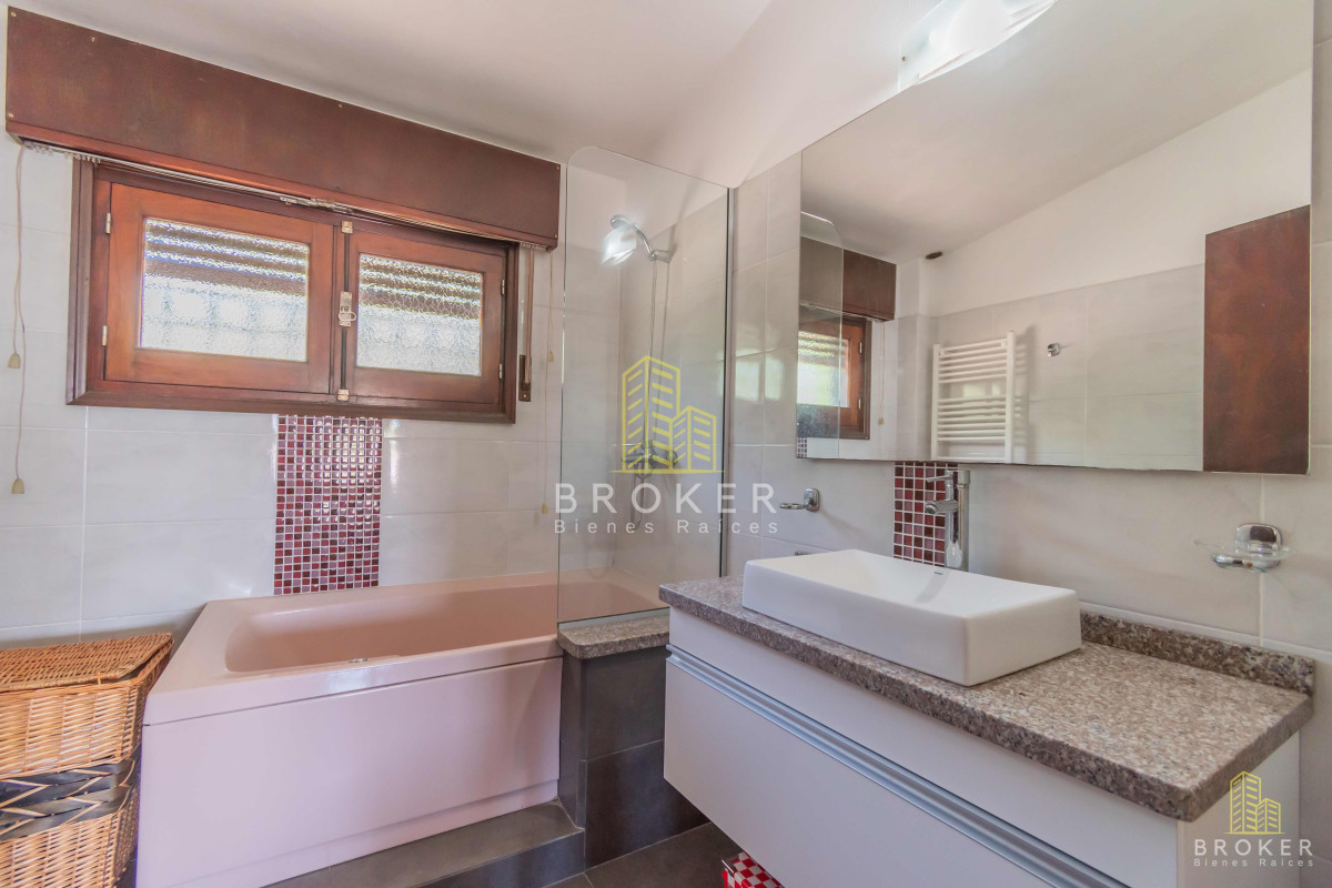 Casa ID.2155/venta_casa_3_dormitorios_mas_servicio_y_piscina_en_punta_gorda,_Montevideo._Uruguay - venta casa 3 dormitorios mas servicio y piscina en punta gorda, Montevideo. Uruguay