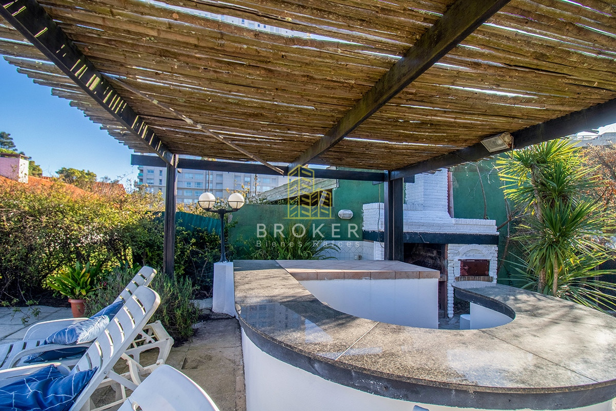 Casa ID.571/Venta_de_Casa_4_dormitorio_Playa_Mansa - Venta de Casa 4 dormitorio con Piscina Climatizada Playa Mansa. . Punta del Este, Uruguay.