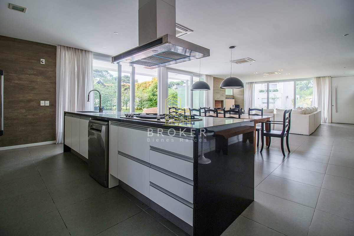 Casa ID.805/Venta_de_casa_de_categoria_en_Boulevard_Park,_Punta_del_Este._ - Venta de casa de categoria en Boulevard Park, Punta del Este. 