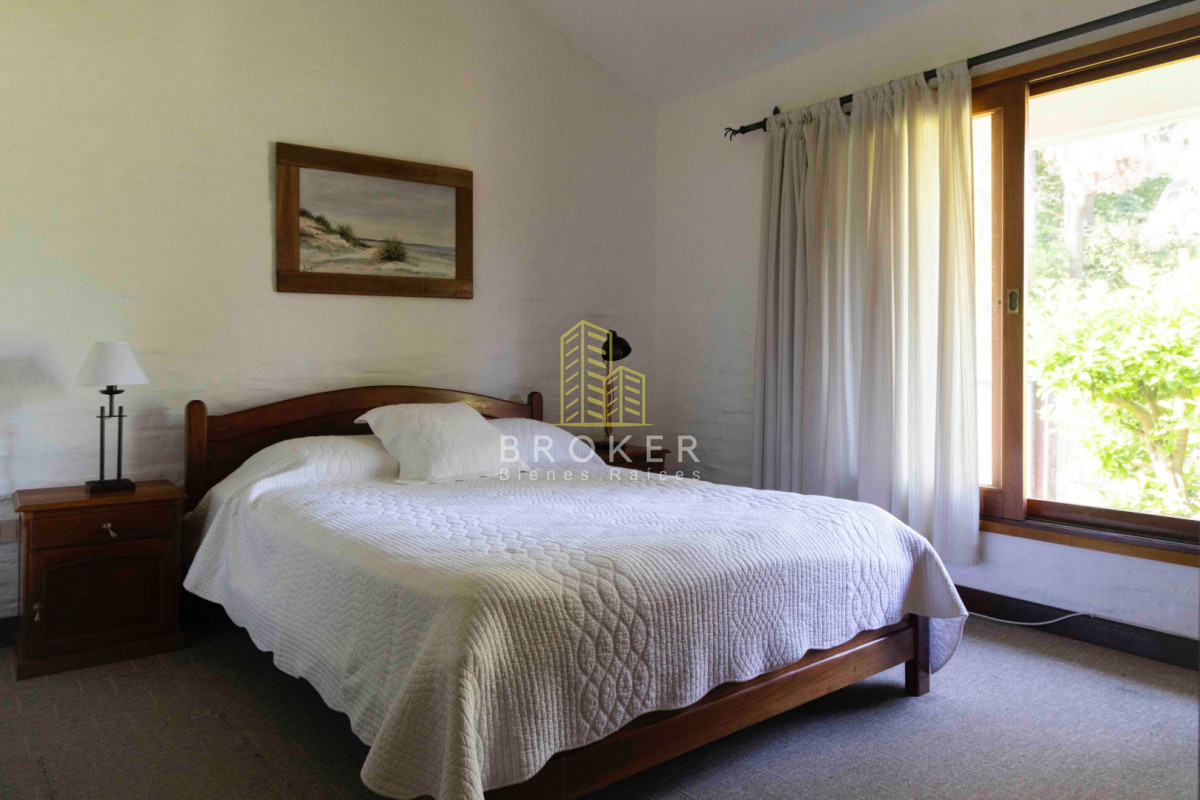 Casa ID.8834/Venta_Casa_Pinares_Punta_del_Este_con_un_amplio_terreno_y_piscina_climatizada - Venta Casa Pinares Punta del Este con un amplio terreno y piscina climatizada