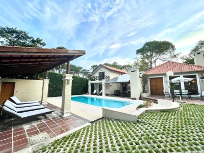 Venta de amplia casa en san rafael con pileta climatizada de 3 dormitorios + servicio