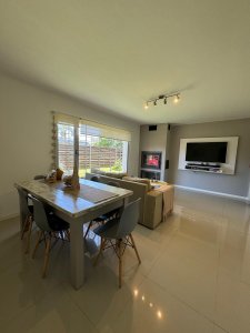 Casa en Alquiler Temporal de Verano a 3 cuadras de la playa Mansa 4 dormitorios Punta del Este a metros de Enjoy