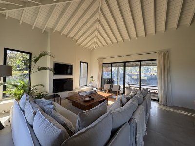 Venta de excelente casa de diseño y calidad en barrio privado de la barra, maldonado