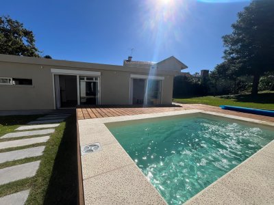 Casa en Alquiler Temporal 2 dormitorios Pinares Punta del Este Maldonado Cerca a la Playa Piscina y Barbacoa