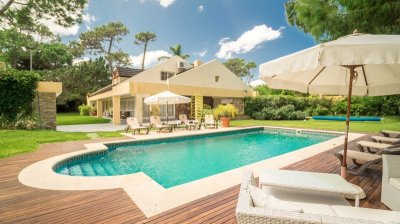 Venta Casa De 6 Dormitorios En Playa Mansa Punta Del Este piscina barbacoa
